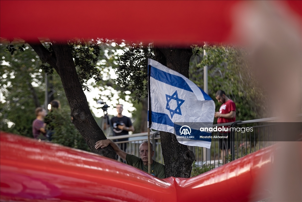 Netanyahu hükümeti tartışmalı tasarıyı Meclise getirirken karşıt protestolar da başladı
