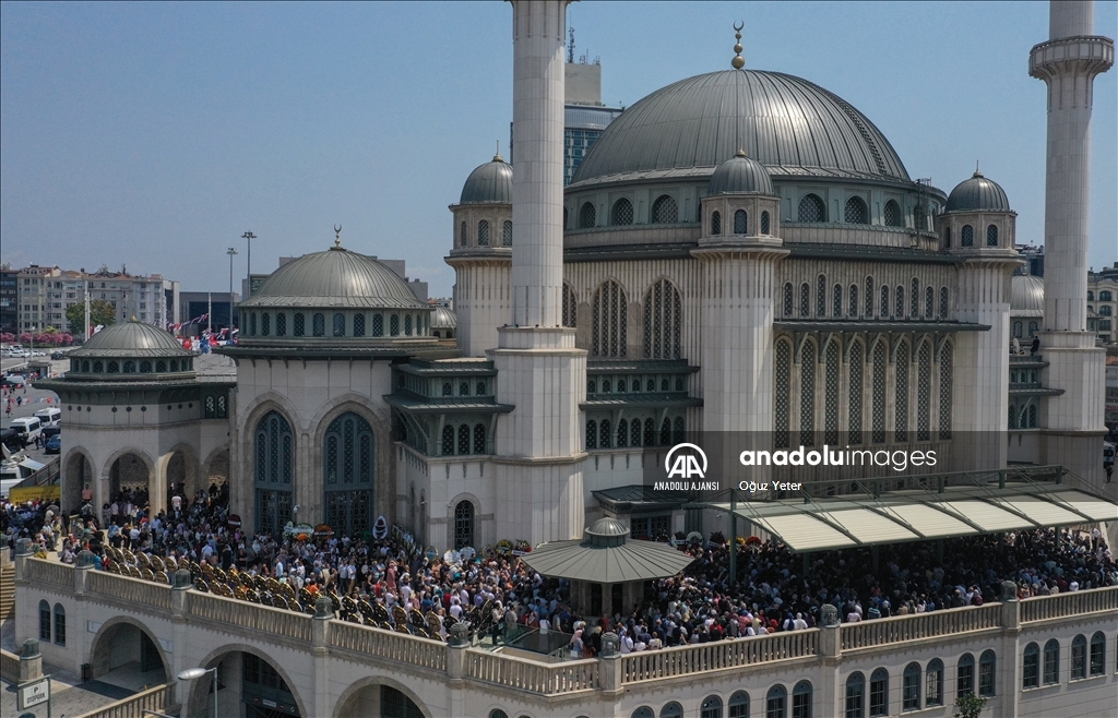 Sanatçı Özkan Uğur son yolculuğuna uğurlanıyor