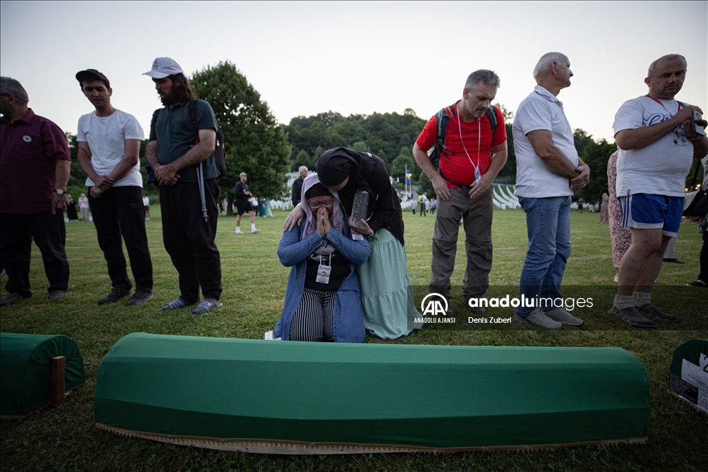Srebrenitsa soykırımı kurbanlarının tabutları defnedilecekleri Potoçari Anıt Mezarlığı'na taşındı