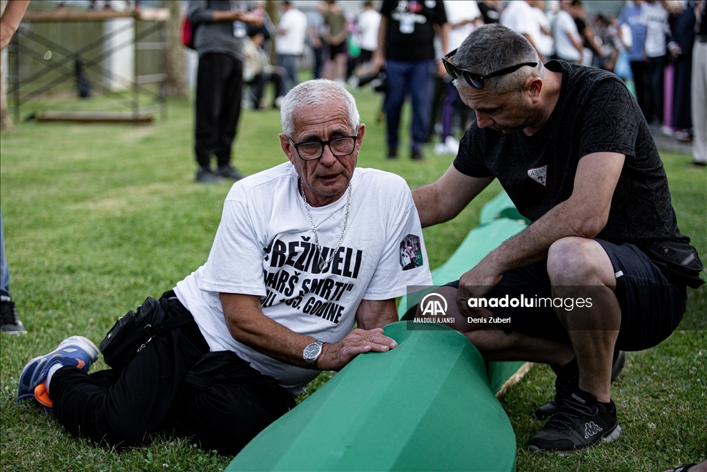Srebrenitsa soykırımı kurbanlarının tabutları defnedilecekleri Potoçari Anıt Mezarlığı'na taşındı