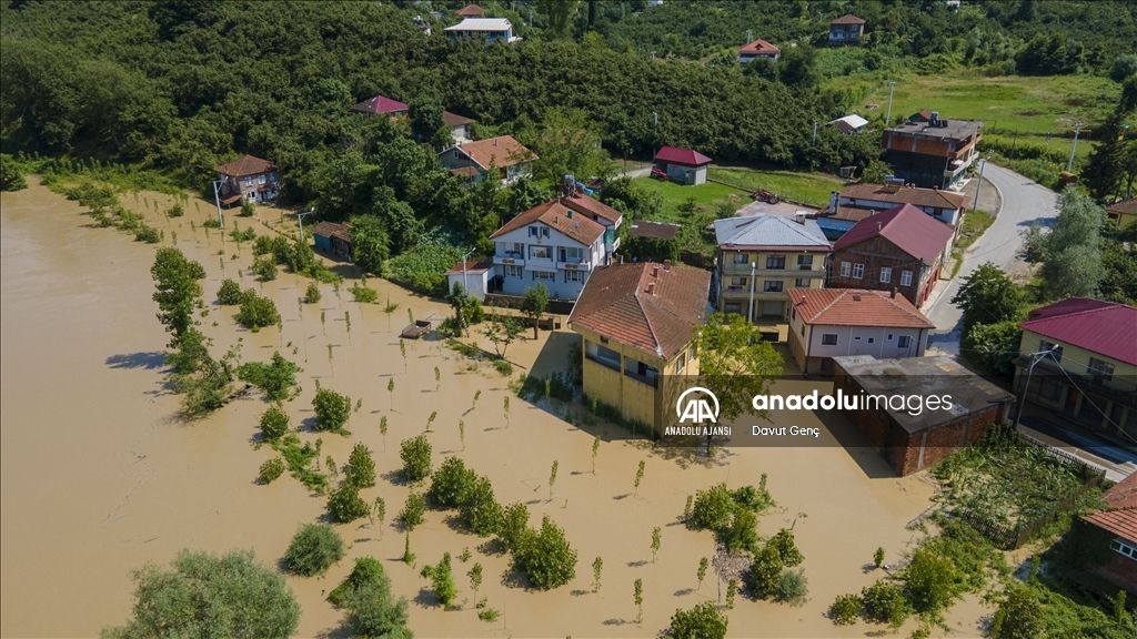 Melen Çayı'ndaki taşkınlar Kocaali ve Akçakoca ilçelerinde hasara neden oldu