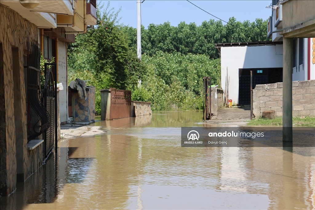 Melen Çayı'ndaki taşkınlar Kocaali ve Akçakoca ilçelerinde hasara neden oldu