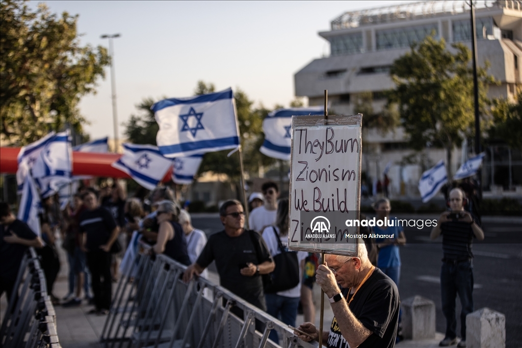 Netanyahu hükümeti tartışmalı tasarıyı Meclise getirirken karşıt protestolar da başladı