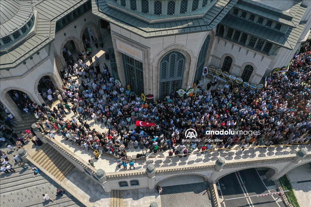 Sanatçı Özkan Uğur son yolculuğuna uğurlanıyor