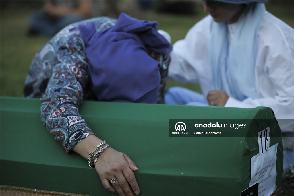 Srebrenitsa soykırımı kurbanlarının tabutları defnedilecekleri Potoçari Anıt Mezarlığı'na taşındı