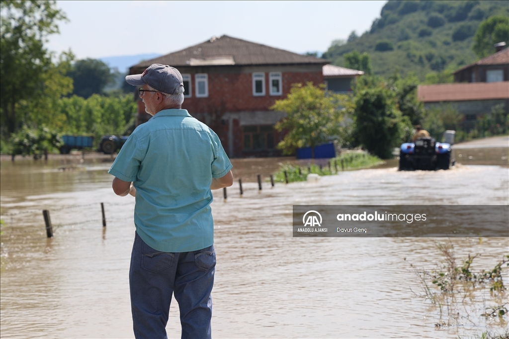 Melen Çayı'ndaki taşkınlar Kocaali ve Akçakoca ilçelerinde hasara neden oldu