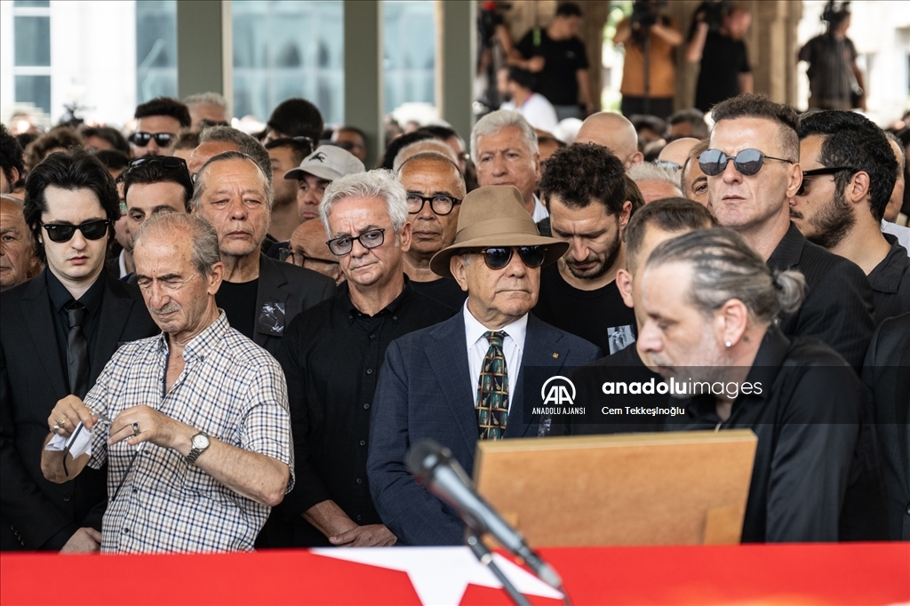 Sanatçı Özkan Uğur son yolculuğuna uğurlanıyor