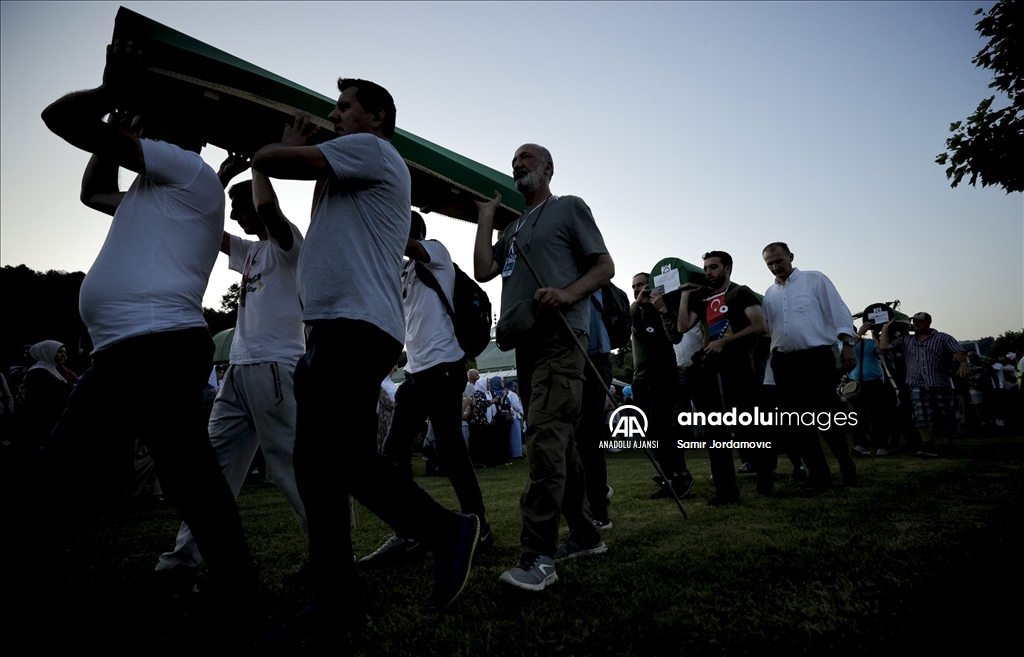 Srebrenitsa soykırımı kurbanlarının tabutları defnedilecekleri Potoçari Anıt Mezarlığı'na taşındı