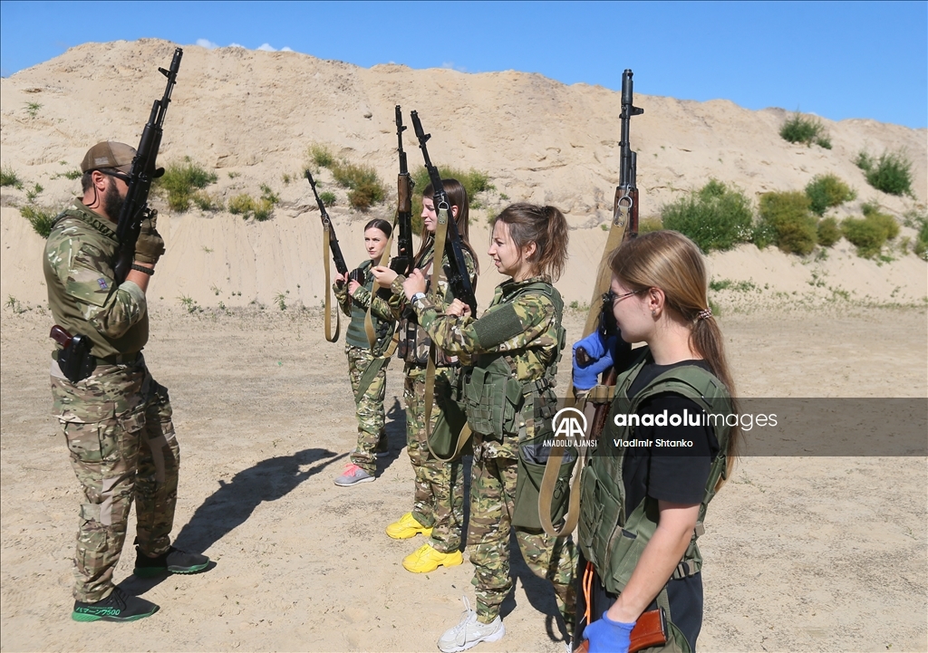 Ukrayna Ordusunda görevli kadın personel için üretilen üniformalar arazi koşullarında test edildi