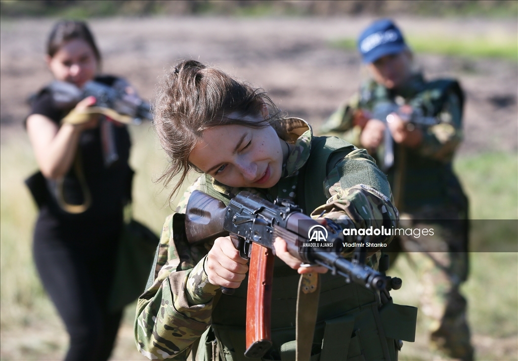 Ukrayna Ordusunda görevli kadın personel için üretilen üniformalar arazi koşullarında test edildi
