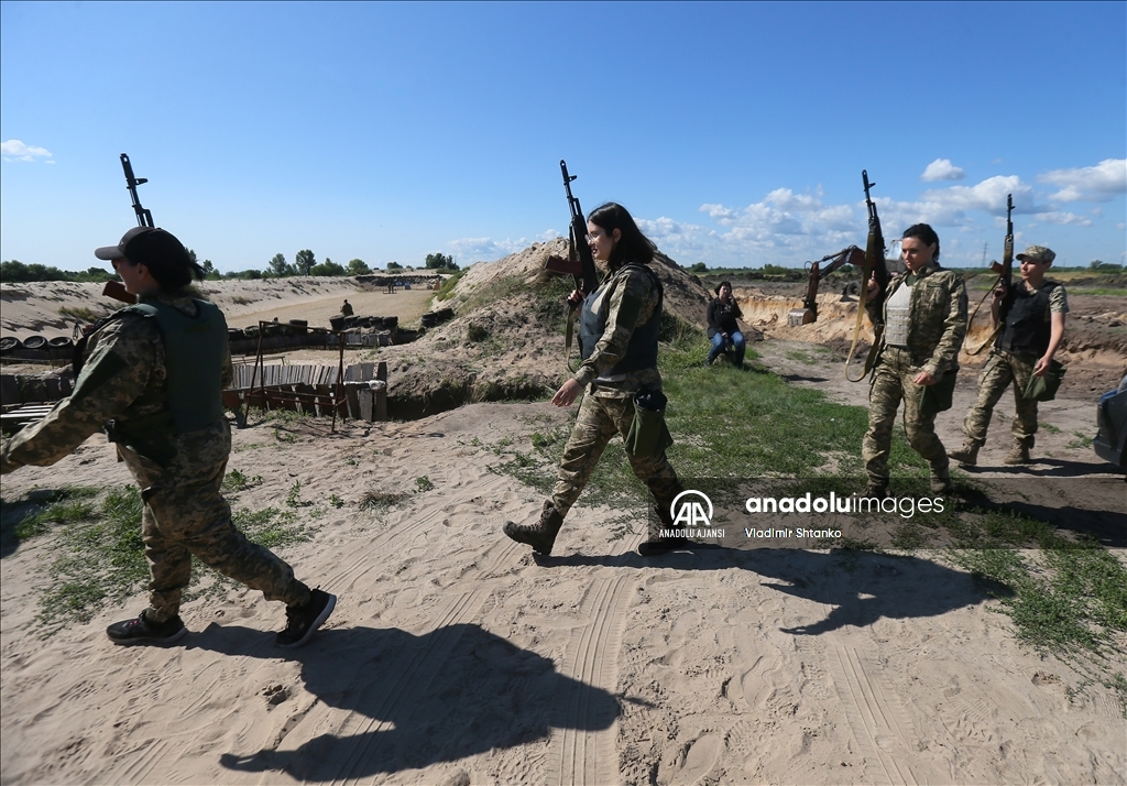 Ukrayna Ordusunda görevli kadın personel için üretilen üniformalar arazi koşullarında test edildi