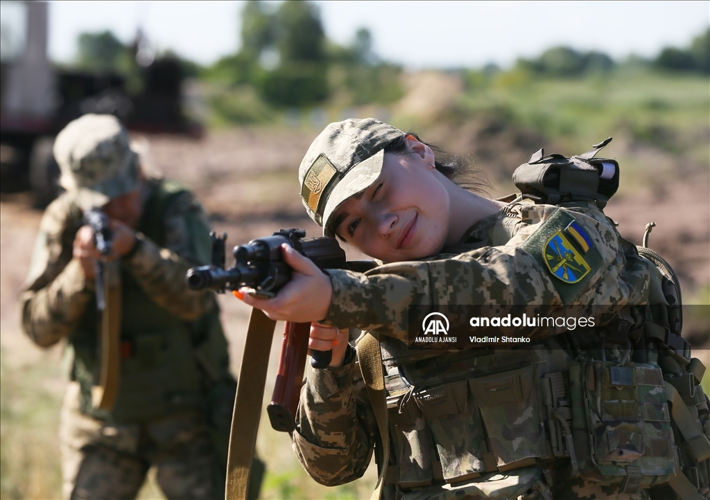 Ukrayna Ordusunda görevli kadın personel için üretilen üniformalar arazi koşullarında test edildi