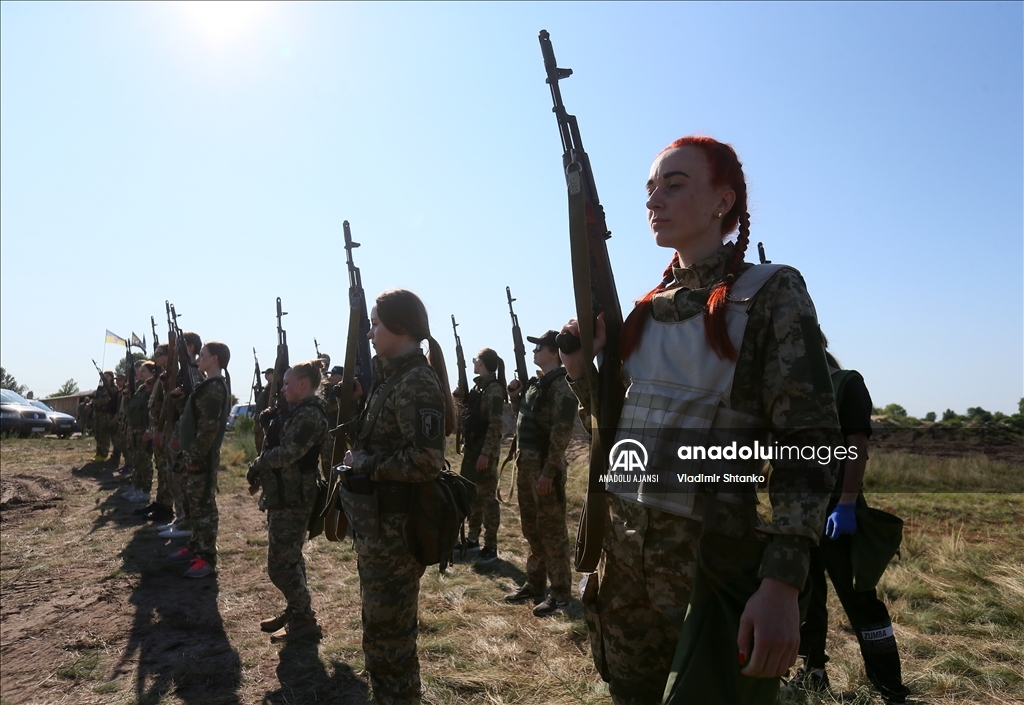 Ukrayna Ordusunda görevli kadın personel için üretilen üniformalar arazi koşullarında test edildi