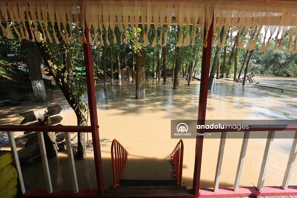 Düzce'deki rafting işletmeleri Melen Çayı'nın taşmasıyla zarar gördü