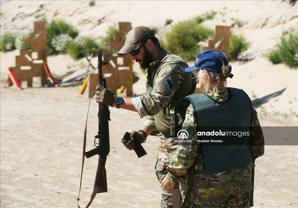 Ukrayna Ordusunda görevli kadın personel için üretilen üniformalar arazi koşullarında test edildi