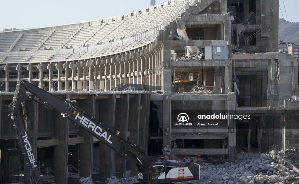 Nou Camp Stadyumunda restorasyon kapsamında yıkım çalışmaları