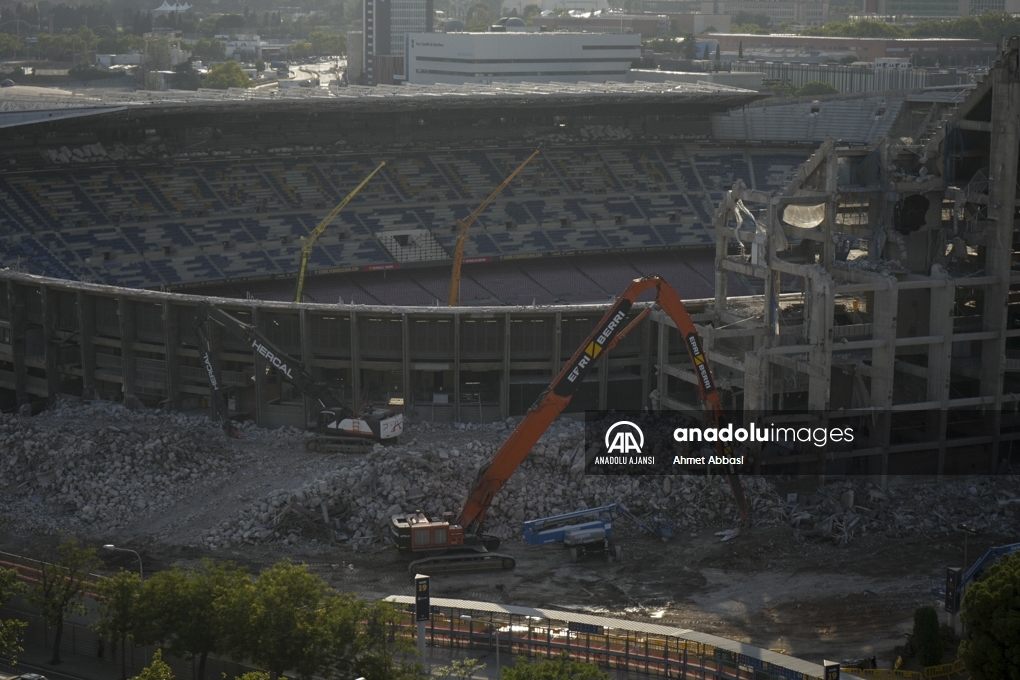 Nou Camp Stadyumunda restorasyon kapsamında yıkım çalışmaları