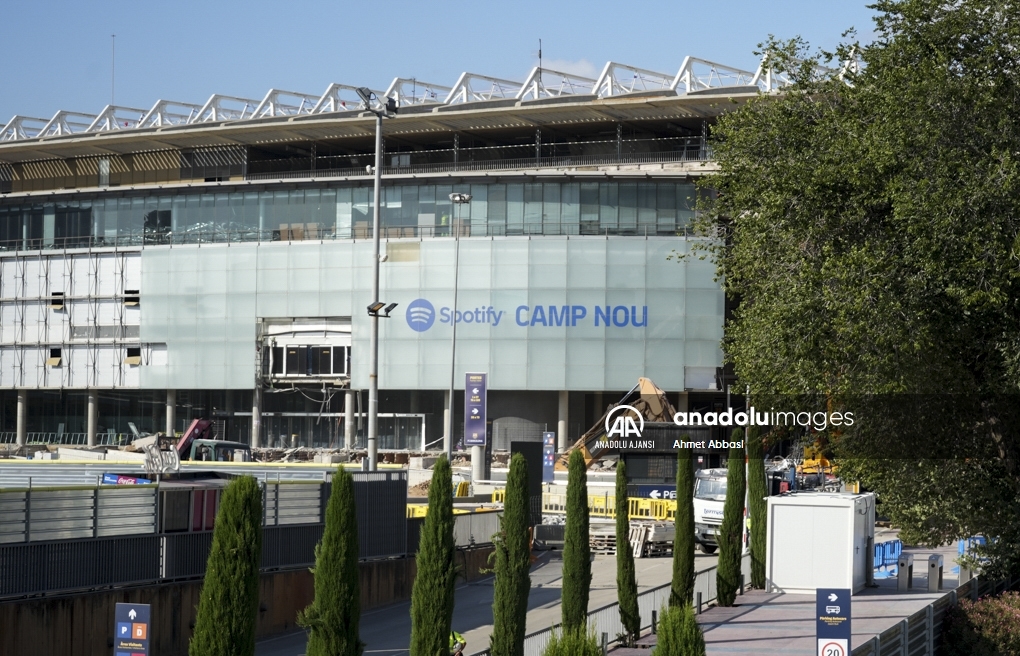 Nou Camp Stadyumunda restorasyon kapsamında yıkım çalışmaları