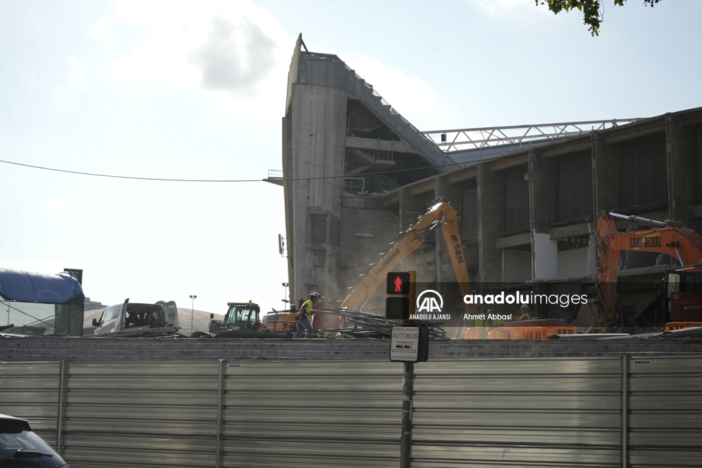 Nou Camp Stadyumunda restorasyon kapsamında yıkım çalışmaları