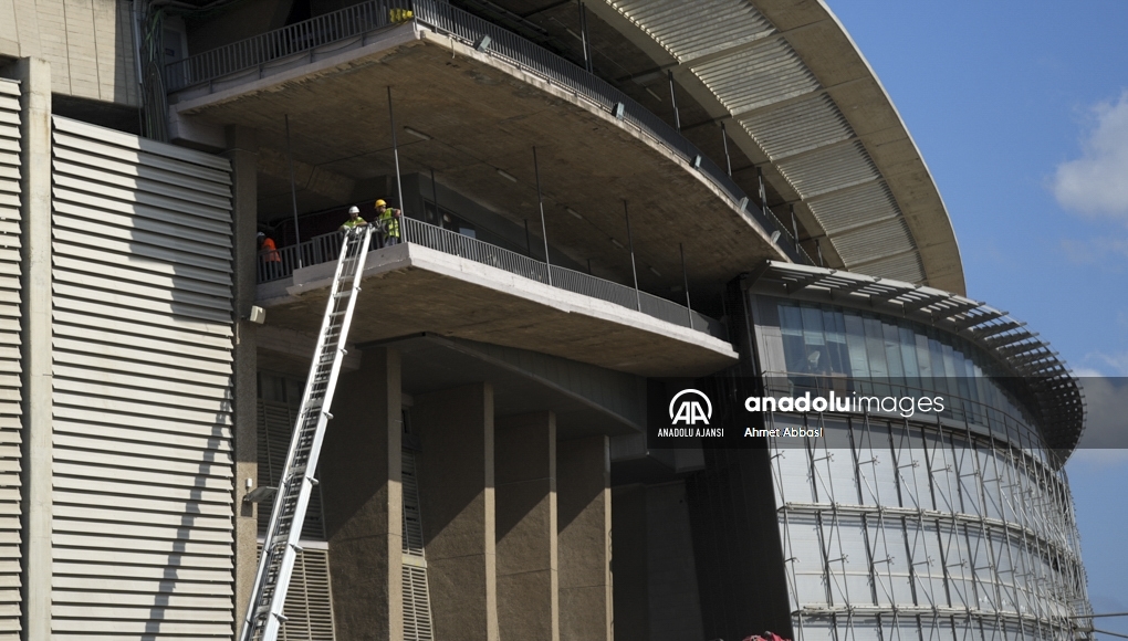 Nou Camp Stadyumunda restorasyon kapsamında yıkım çalışmaları