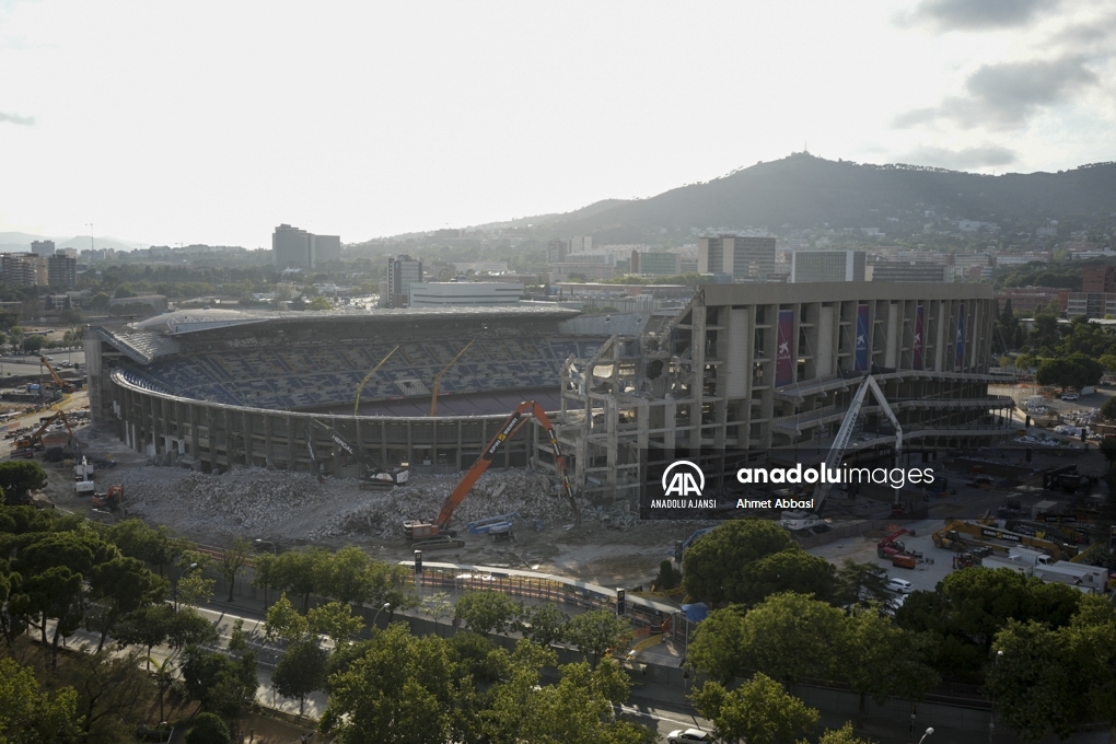 Nou Camp Stadyumunda restorasyon kapsamında yıkım çalışmaları