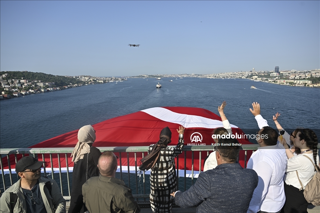 15 Temmuz Şehitler Köprüsü'ne şehitlerin anısına Türk bayrağı asıldı