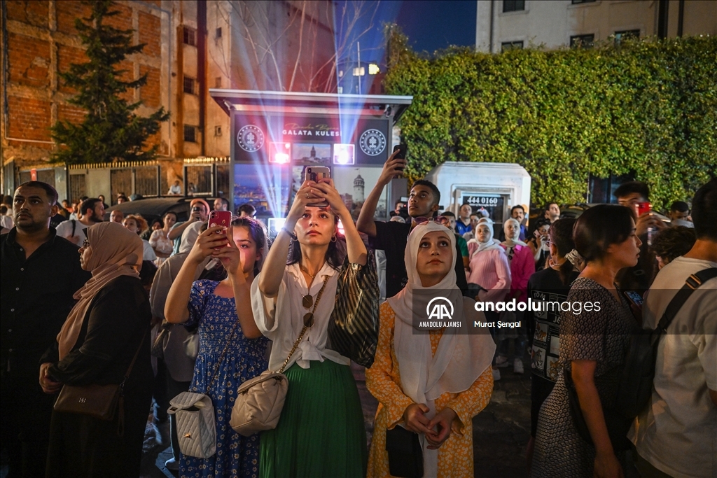 Galata Kulesi'ne 15 Temmuz şehitlerinin fotoğrafları yansıtıldı