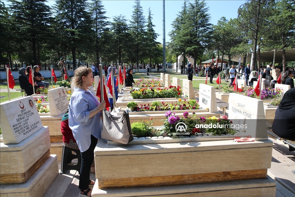 Ankara'da 15 Temmuz şehitleri mezarları başında anıldı