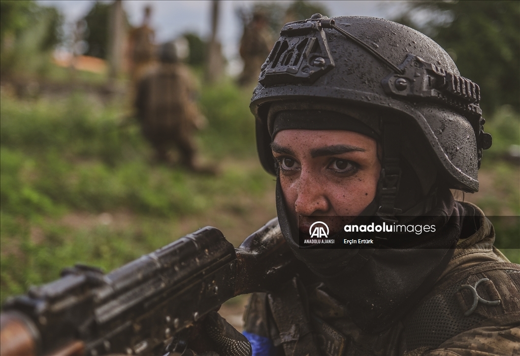 Ukraynalı kadınlar cephede görev almak için hazırlık yapıyor