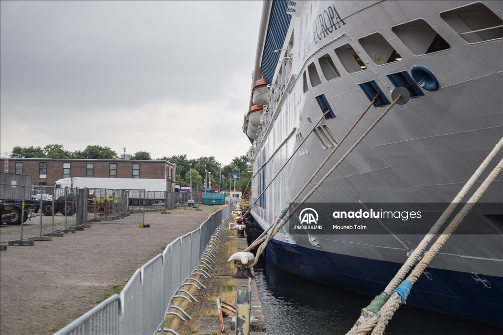 Rotterdam'da bir turist feribotu mülteciler için geçici konaklama alanına dönüştürüldü
