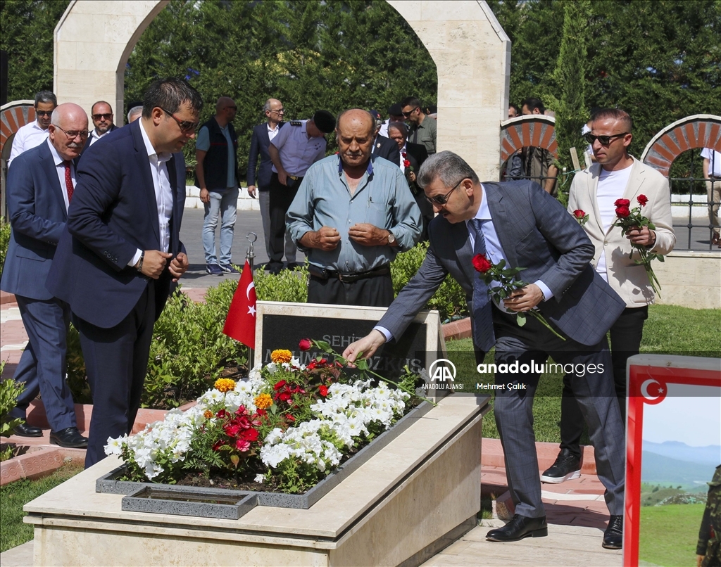 İzmir ve çevre illerdeki şehitliklerde tören düzenlendi