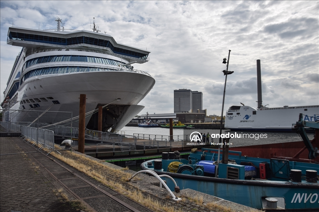 Rotterdam'da bir turist feribotu mülteciler için geçici konaklama alanına dönüştürüldü