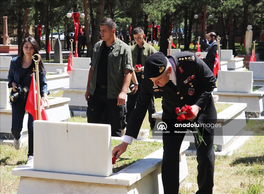 Erzurum'da 15 Temmuz şehitleri mezarları başında anıldı
