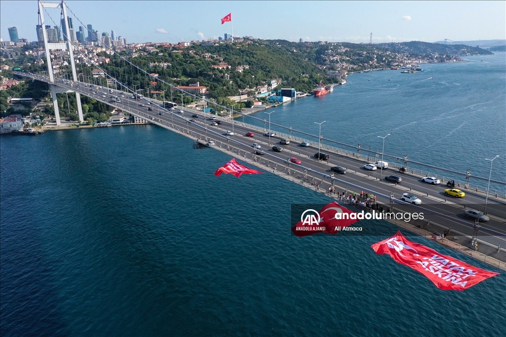 15 Temmuz Şehitler Köprüsü'ne Türk bayrağı asıldı