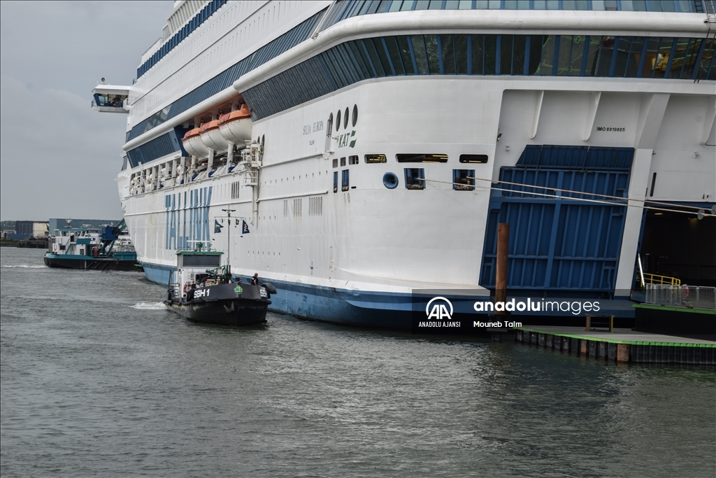 Rotterdam'da bir turist feribotu mülteciler için geçici konaklama alanına dönüştürüldü