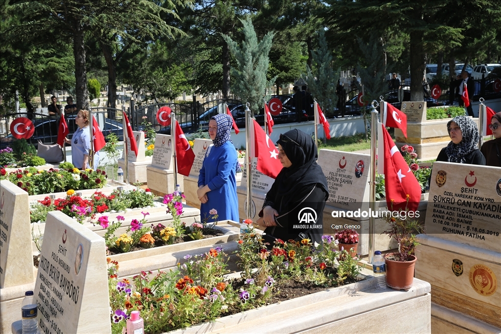 Ankara'da 15 Temmuz şehitleri mezarları başında anıldı