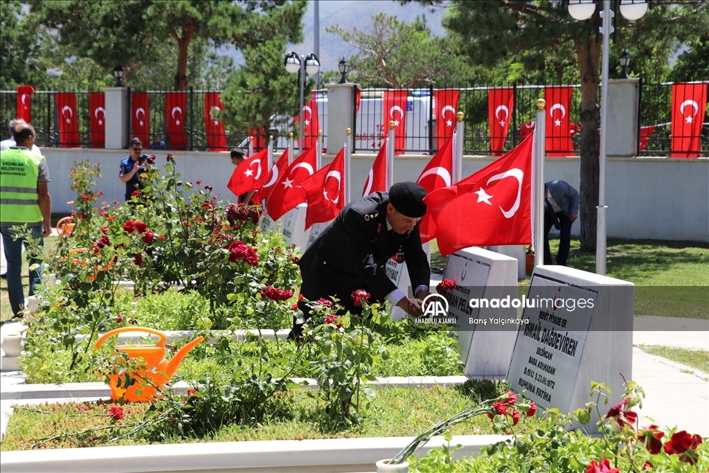 Doğu Anadolu'da 15 Temmuz şehitleri mezarları başında anıldı