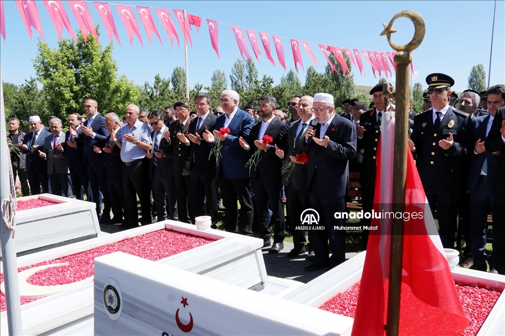 Erzurum'da 15 Temmuz şehitleri mezarları başında anıldı