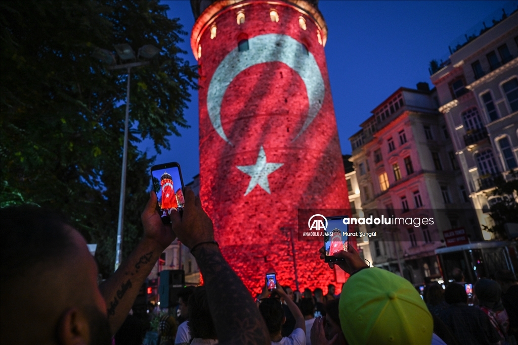 Galata Kulesi'ne 15 Temmuz şehitlerinin Fotoğrafları Yansıtılırken, 15 ...