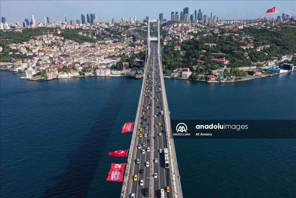 15 Temmuz Şehitler Köprüsü'ne Türk bayrağı asıldı