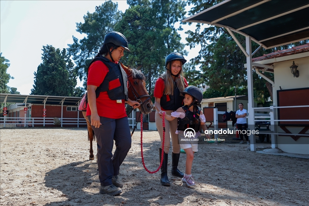 İzmir'de atla terapi, engelli çocukların gelişimine katkı sağlıyor
