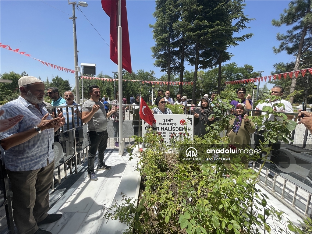 15 Temmuz kahramanı şehit Ömer Halisdemir'in kabrinde yoğunluk yaşanıyor