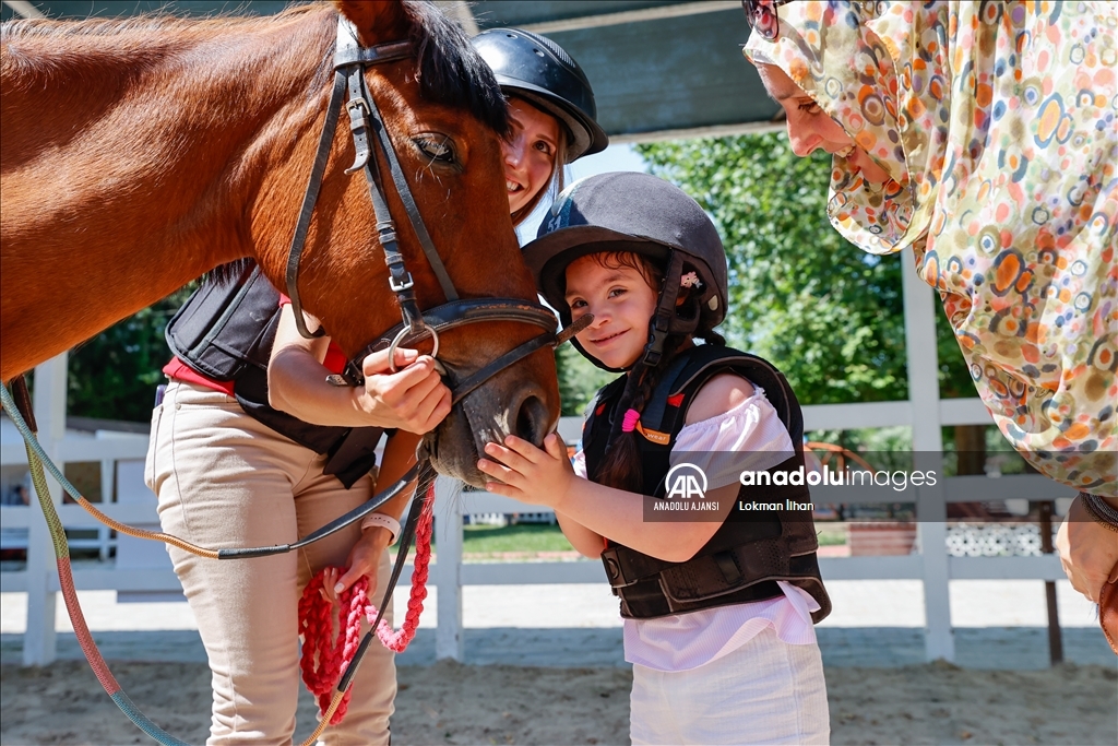 İzmir'de atla terapi, engelli çocukların gelişimine katkı sağlıyor