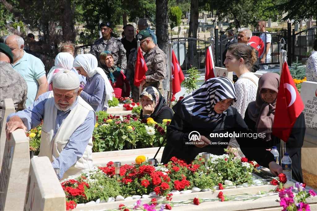 Ankara'da 15 Temmuz şehitleri mezarları başında anıldı