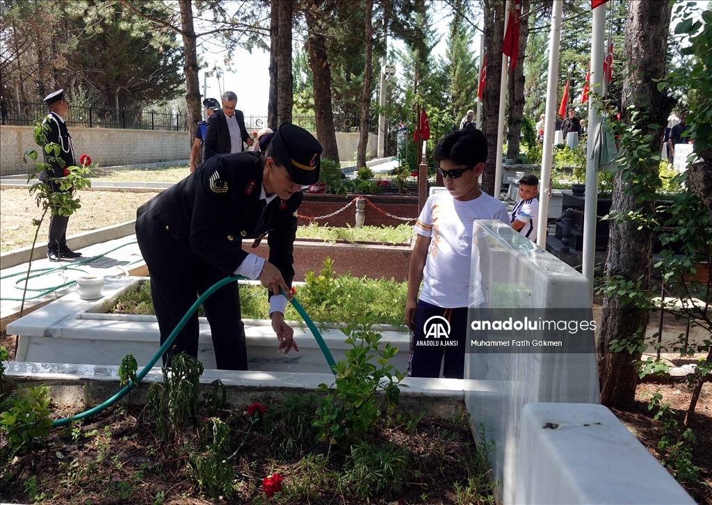 İç Anadolu'da 15 Temmuz dolayısıyla şehitlikler ziyaret edildi