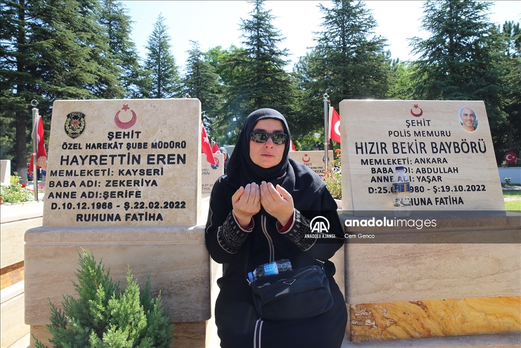 Ankara'da 15 Temmuz şehitleri mezarları başında anıldı
