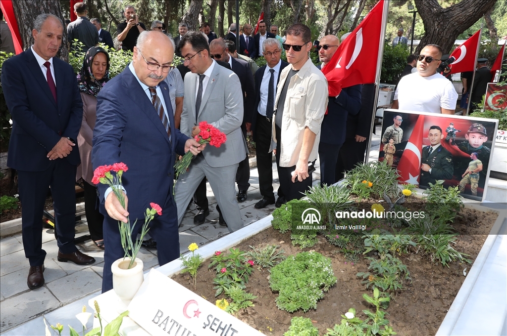 İzmir ve çevre illerdeki şehitliklerde tören düzenlendi