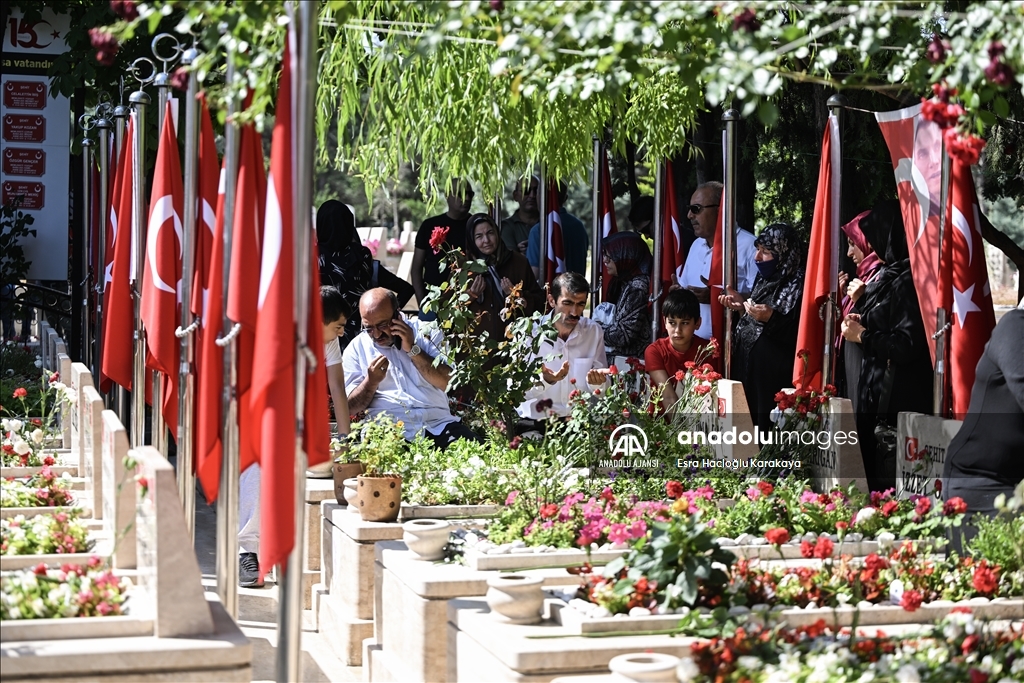 HAK-İŞ, 15 Temmuz Şehitliği'nde anma programı düzenledi