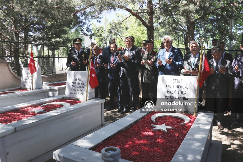 Erzurum'da 15 Temmuz şehitleri mezarları başında anıldı