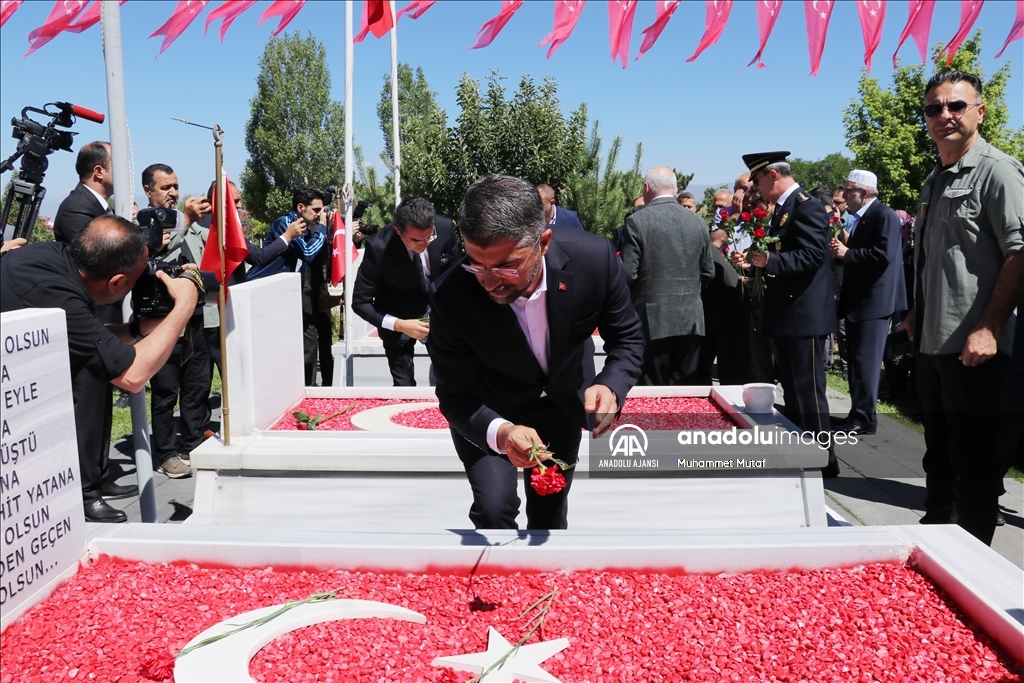 Erzurum'da 15 Temmuz şehitleri mezarları başında anıldı